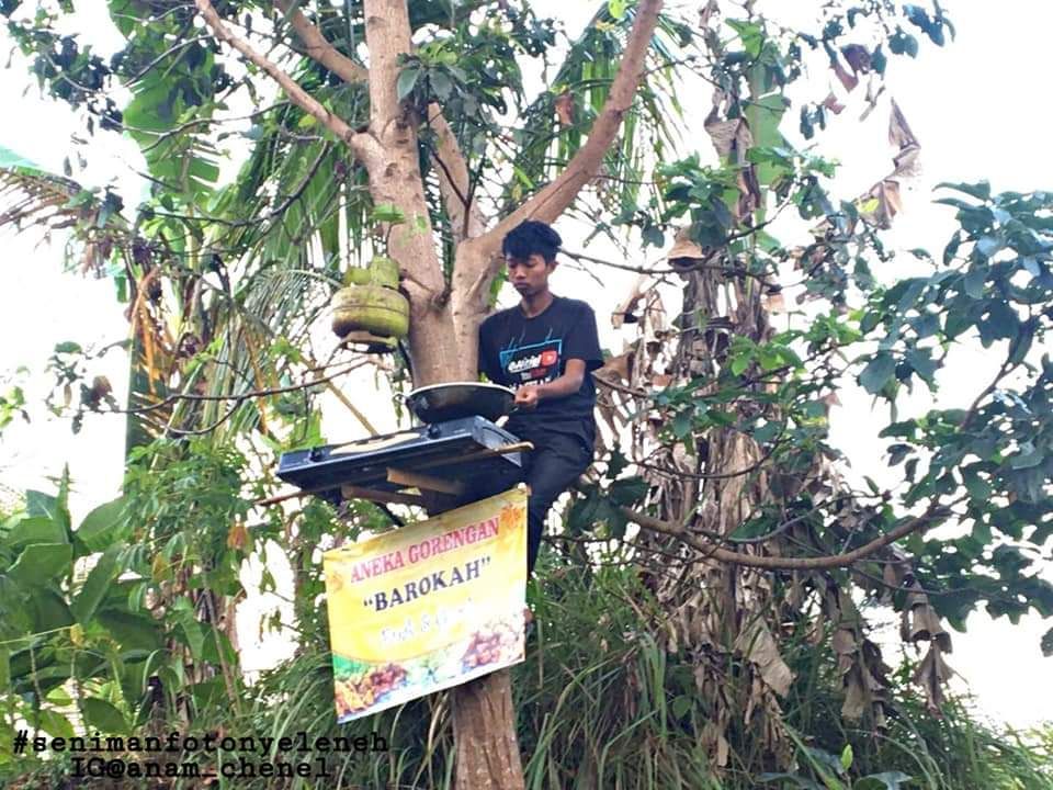 Aksi Nyeleneh Tukang Gorengan Jualan di Atas Pohon Curi Perhatian Netizen
