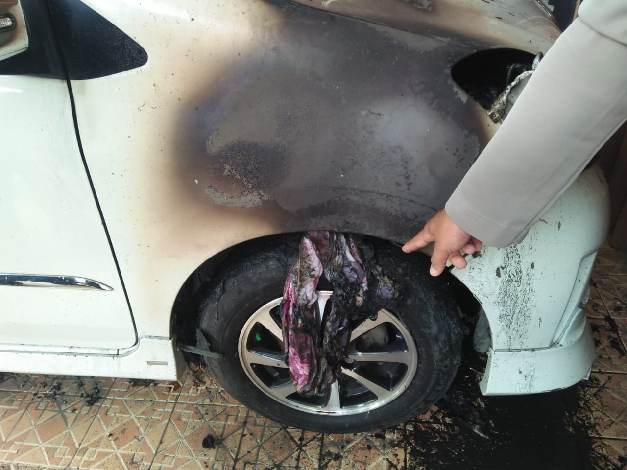 Seorang Suami di Banda Aceh Bakar Mobil Istri