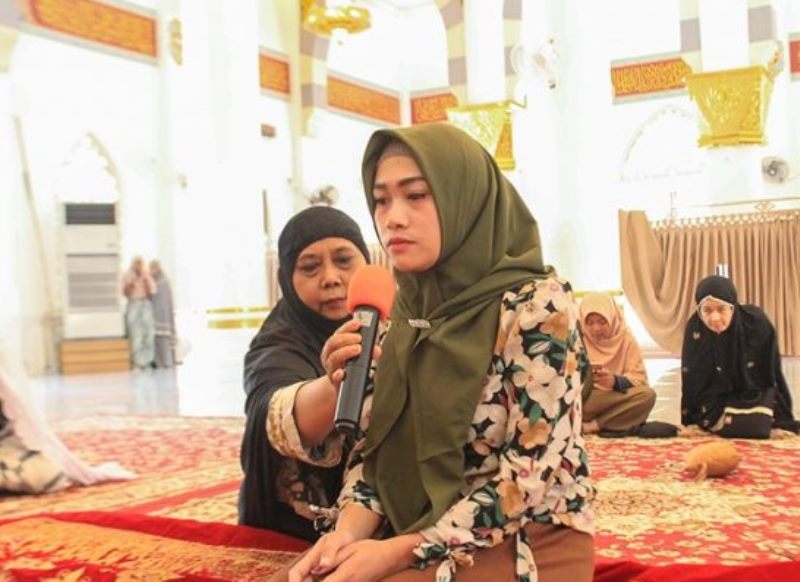 Gadis Cantik Asal Sumut Masuk Islam di Masjid Keuchik Leumiek