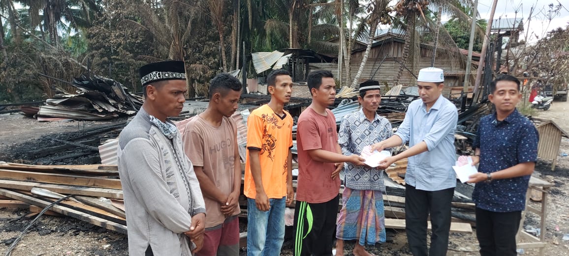 Baitul Mal Aceh Utara Bantu Korban Kebakaran di Langkahan