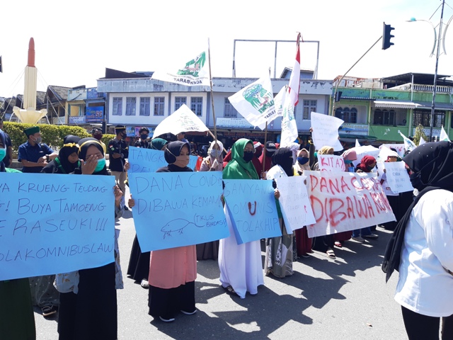 Puluhan Mahasiswa Gelar Aksi Unjuk Rasa di Aceh Barat