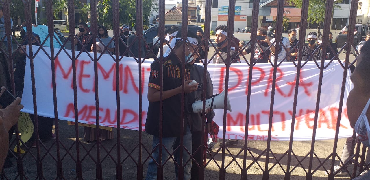 APAH Gelar Aksi Tuntut DPRA Tidak Batalkan Proyek Multiyear Saat Paripurna Hak Interpelasi Berlangsung