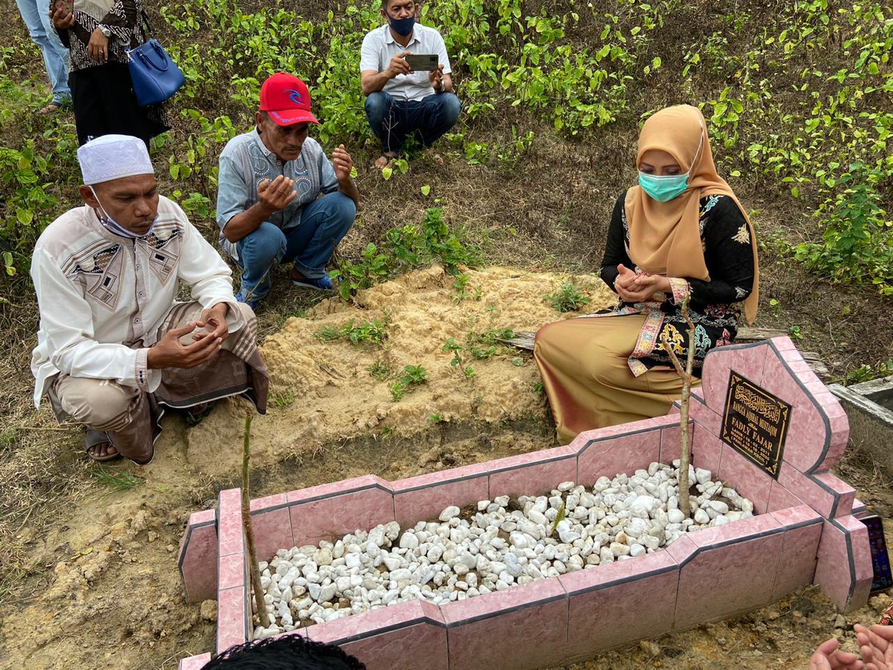 Dyah Berziarah ke Pusara Rangga, Pahlawan Cilik Dari Aceh Timur