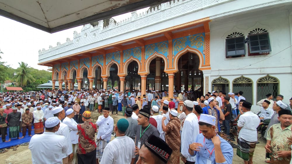 Ribuan Orang Shalat Jenazah Abu Paloh Gadeng