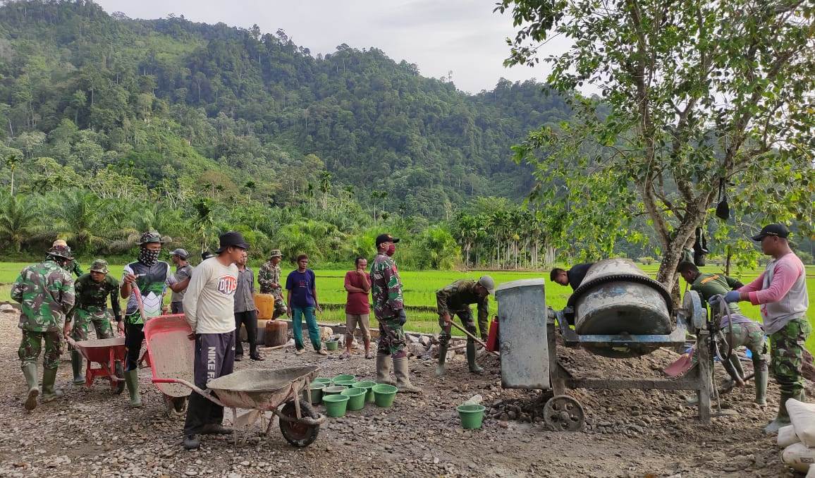 Satgas TMMD Kodim Aceh Selatan Bersama Masyarakat Pacu Pembuatan Talud dan Penimbunan Jalan