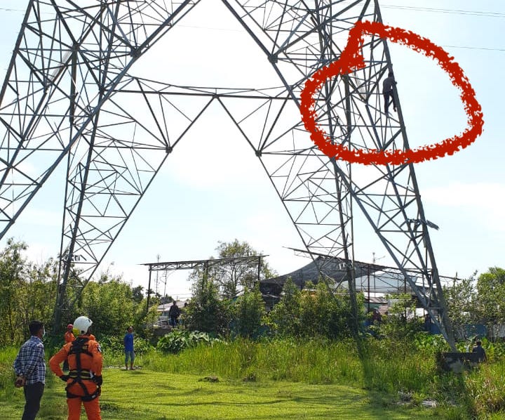 Seorang PNS di Aceh Barat Panjat Tower Sutet