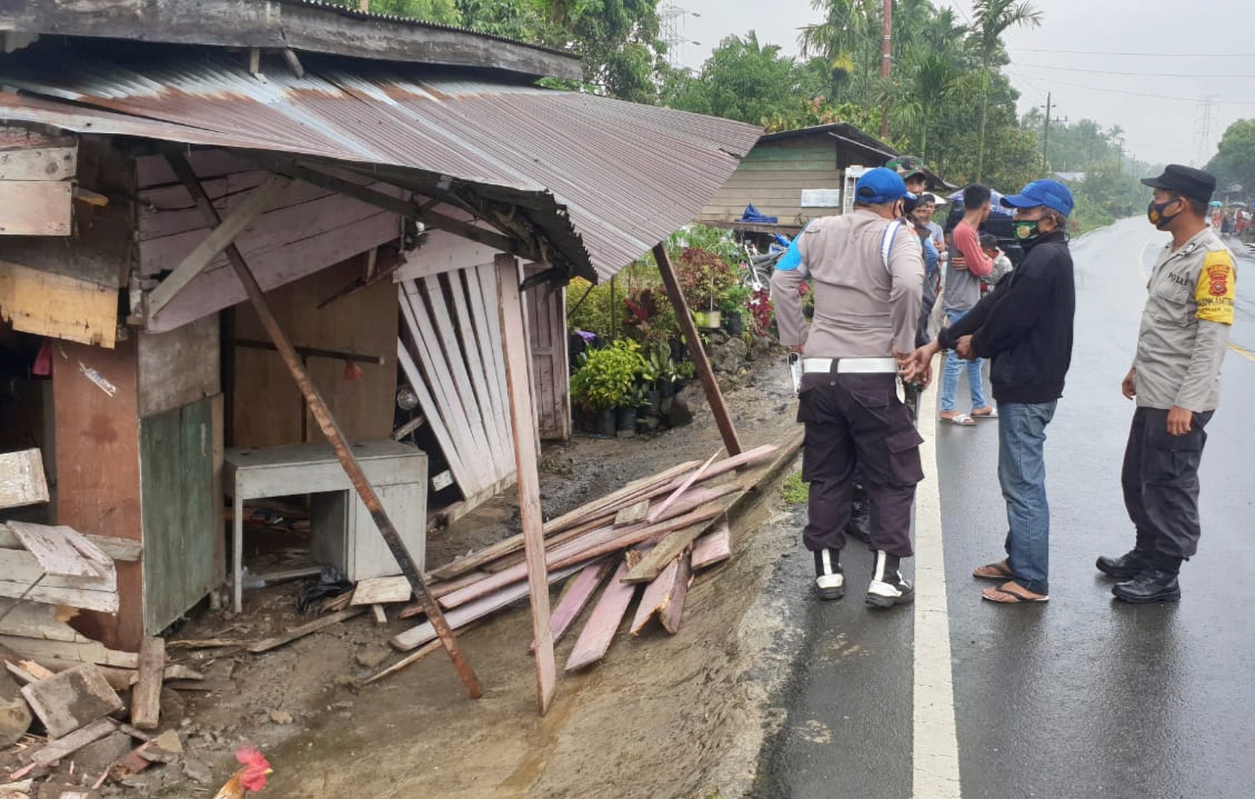 Mobil Boks Ekstra Joss Tabrak Rumah di Bener Meriah