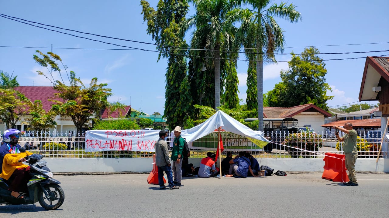 Mahasiswa dan Aparat Gampong Dirikan Ditenda di Pendopo Bupati Aceh Utara