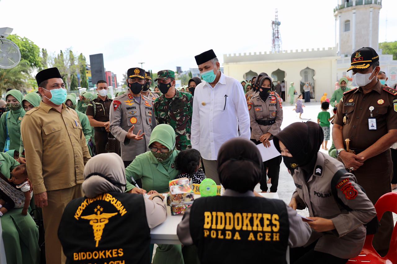 Gubernur Bersama Forkopimda Cek Pelaksanaan Vaksinasi Massal di Masjid Raya
