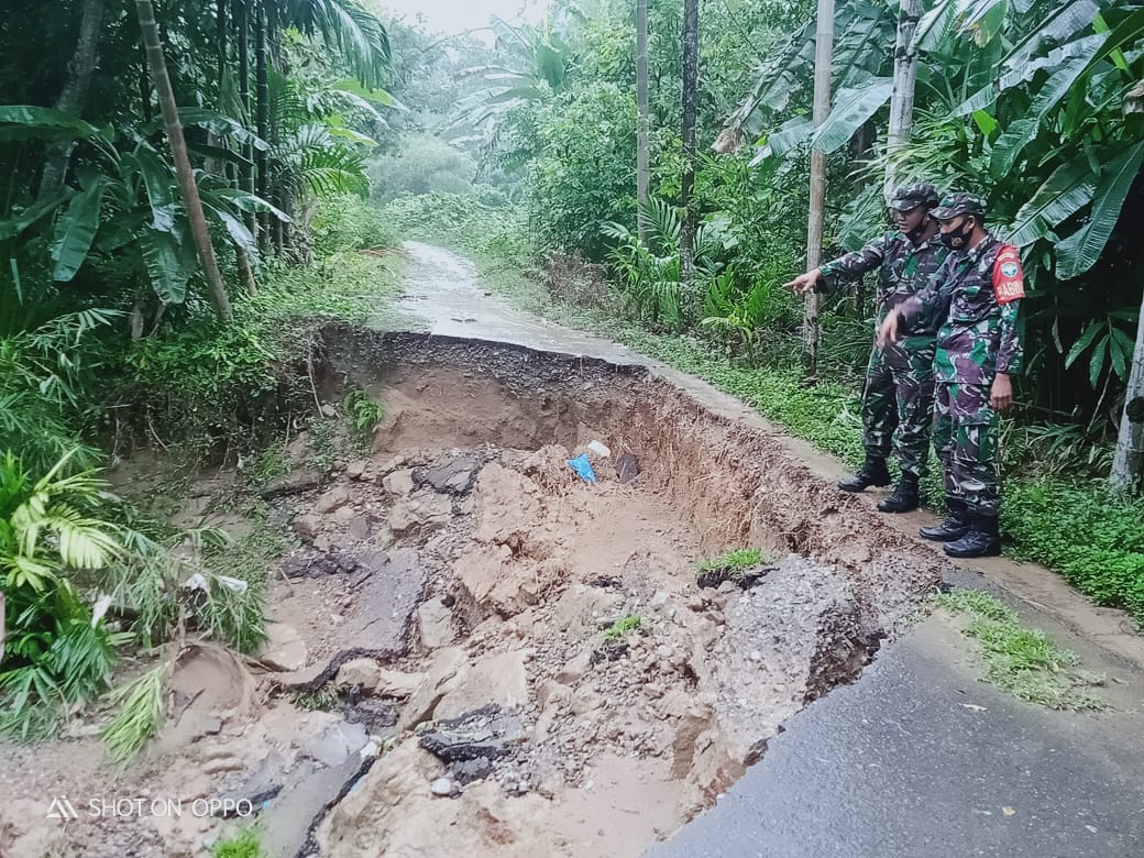 Diguyur Hujan Lebat, Badan Jalan Penghubung Dua Gampong di Abdya Amblas