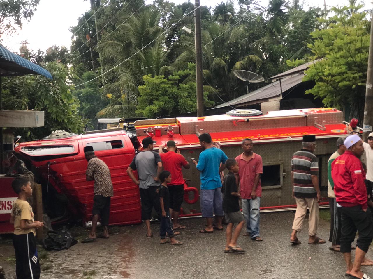 Mobil Pemadam Kebakaran Milik Pemkab Aceh Utara Terbalik, Tiga Petugas Luka-luka