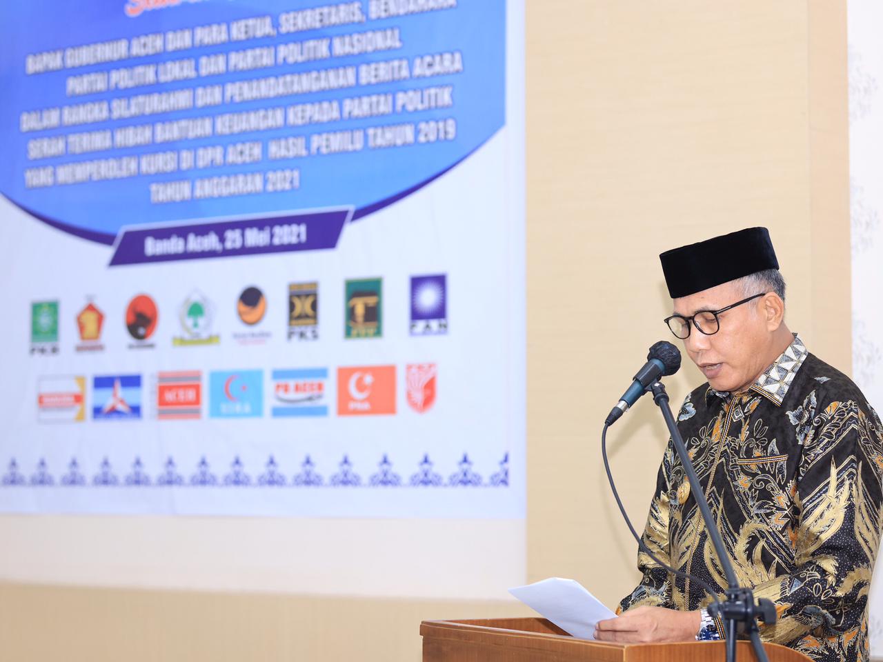 Gubernur Nova Serahkan Bantuan Keuangan Pemerintah kepada Partai Politik