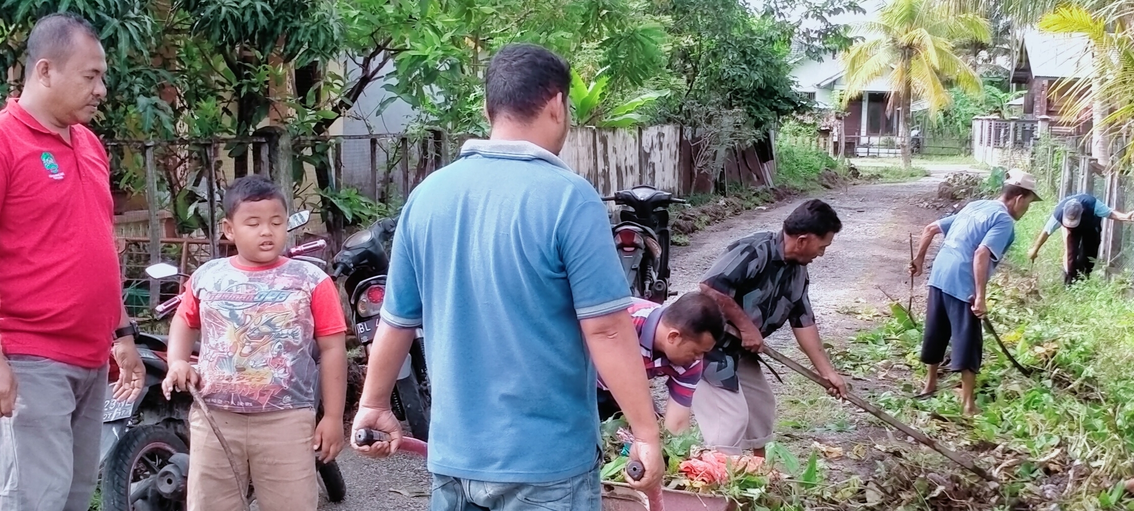 Masyarakat Gampong Panjang Baru Abdya Gotong Royong Bersihkan Lingkungan