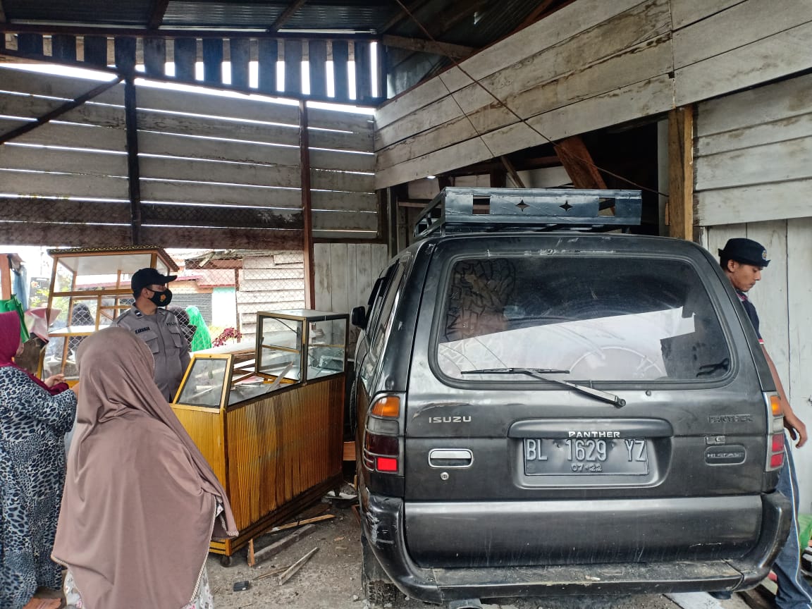 Panther Seruduk Warung di Bener Meriah