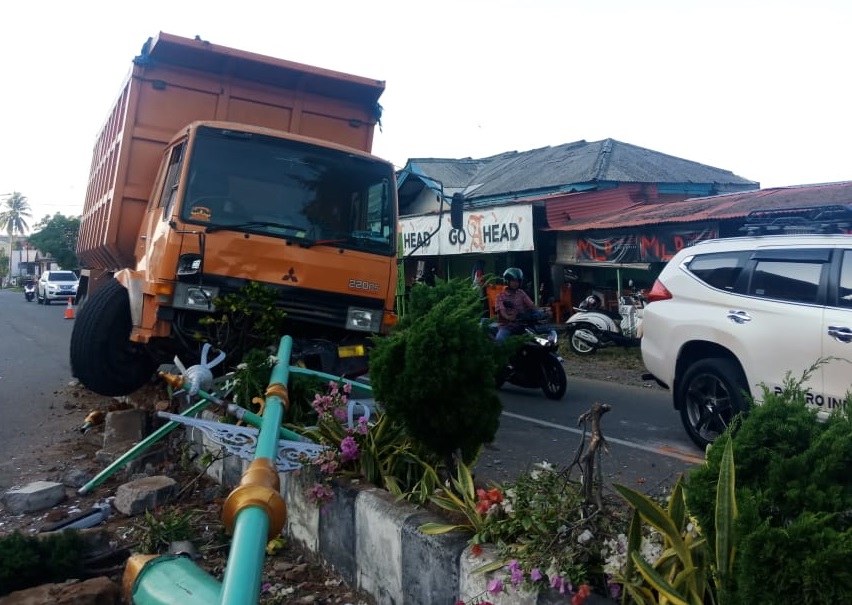 Truk Tronton Tabrak Trotoar Depan Gardu Lantas Tapaktuan